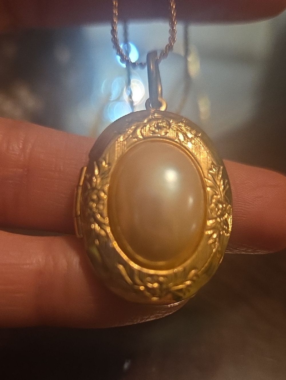 Gold-Tone Oval Pearl Locket Pendant Necklace - Elegant Women’s Jewelry - Picture 4 of 7